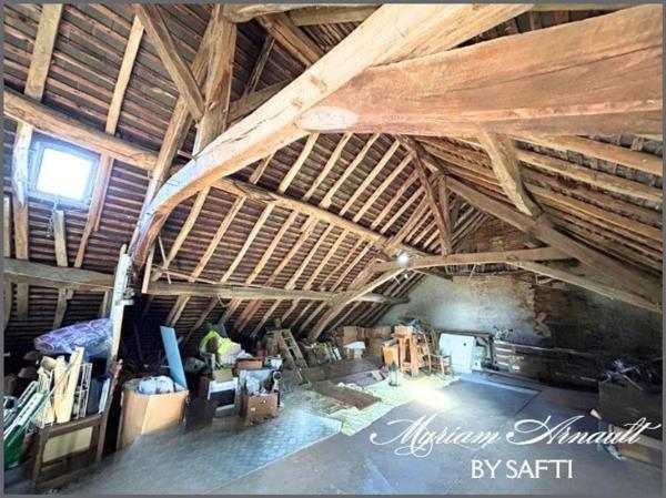 Maison divisée en 2 appartements avec garage et jardin