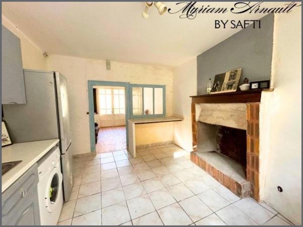 Maison divisée en 2 appartements avec garage et jardin