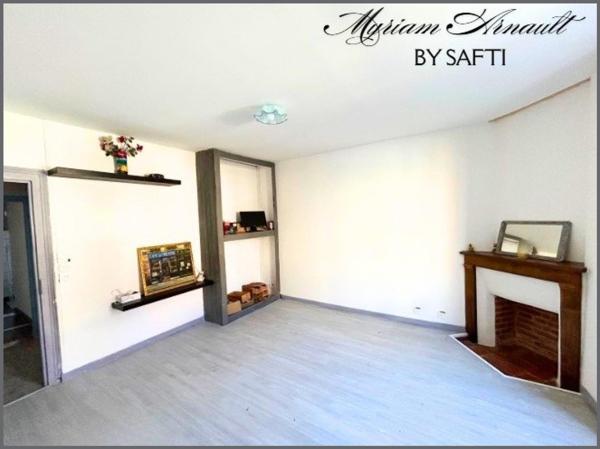 Maison divisée en 2 appartements avec garage et jardin