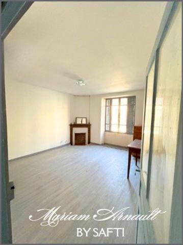 Maison divisée en 2 appartements avec garage et jardin