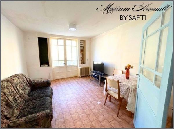 Maison divisée en 2 appartements avec garage et jardin