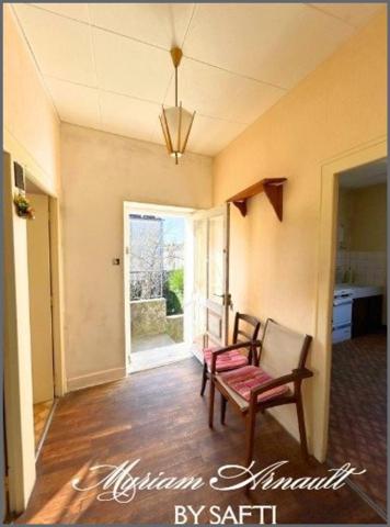 Maison divisée en 2 appartements avec garage et jardin