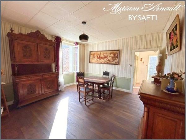 Maison divisée en 2 appartements avec garage et jardin