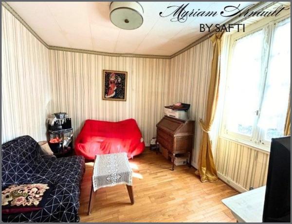 Maison divisée en 2 appartements avec garage et jardin