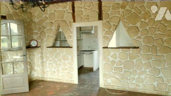 L'étude notariale GAUME vous propose cette petite maison avec jardin au centre de COURTENAY(Loiret)