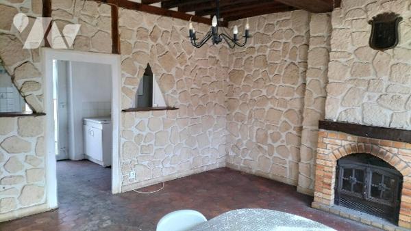 L'étude notariale GAUME vous propose cette petite maison avec jardin au centre de COURTENAY(Loiret)