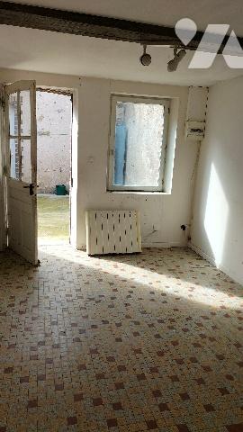 L'étude notariale GAUME vous propose cette petite maison avec jardin au centre de COURTENAY(Loiret)