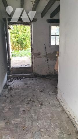 L'étude notariale GAUME vous propose cette petite maison avec jardin au centre de COURTENAY(Loiret)