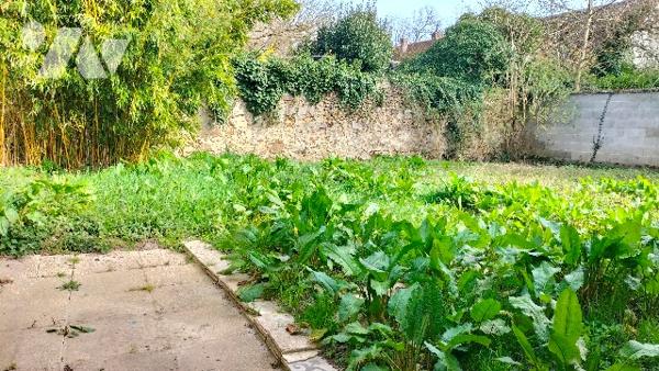 L'étude notariale GAUME vous propose cette petite maison avec jardin au centre de COURTENAY(Loiret)