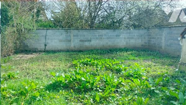 L'étude notariale GAUME vous propose cette petite maison avec jardin au centre de COURTENAY(Loiret)
