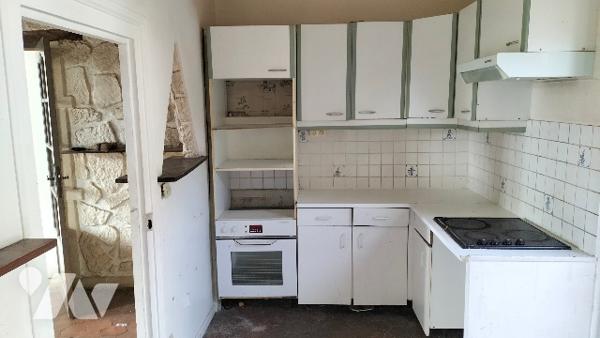 L'étude notariale GAUME vous propose cette petite maison avec jardin au centre de COURTENAY(Loiret)