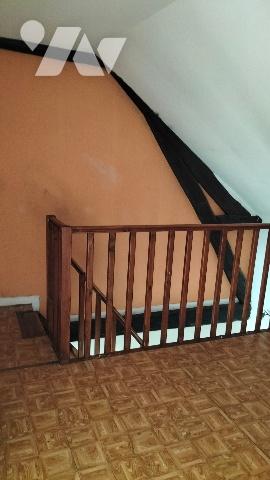 L'étude notariale GAUME vous propose cette petite maison avec jardin au centre de COURTENAY(Loiret)