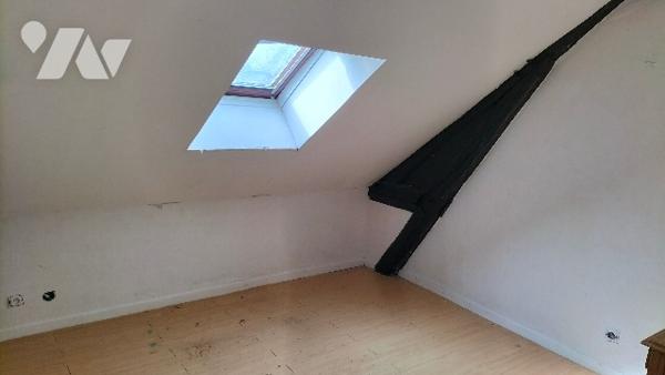 L'étude notariale GAUME vous propose cette petite maison avec jardin au centre de COURTENAY(Loiret)