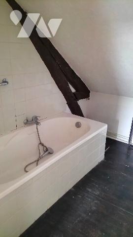 L'étude notariale GAUME vous propose cette petite maison avec jardin au centre de COURTENAY(Loiret)