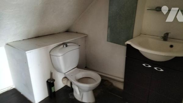 L'étude notariale GAUME vous propose cette petite maison avec jardin au centre de COURTENAY(Loiret)