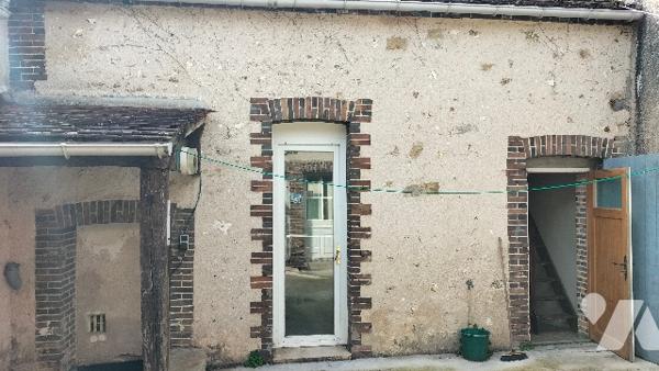 L'étude notariale GAUME vous propose cette petite maison avec jardin au centre de COURTENAY(Loiret)