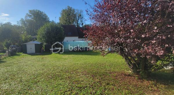 Maison familiale située à Cauffry (60) dans un environnement calme et résidentiel.
Cette belle maison vivable de plain-pied est édifiée sur un terrain clos de 575 m².
Aucun travaux à prévoir, très économique, bonne isolation, classe énergétique C.
Elle se compose de :
Un séjour avec cheminée à feu de bois, prolongé par une véranda spacieuse équipée de volets électriques et d’une climatisation réversible. Parfaite été comme hiver, idéal pour des moments conviviaux. D'une cuisine indépendante fonctionnelle et cinq chambres au total, réparties comme suit :
•	Rez-de-chaussée : deux chambres et une salle d’eau,
•	Étage : trois chambres supplémentaires et une salle de bain.
Côté confort et prestations :
Chauffage par pompe à chaleur, économique et écologique,
Cheminée à bois pour une ambiance chaleureuse,
Climatisation réversible dans la véranda.
Aucun travaux à prévoir — maison parfaitement entretenue.
Un garage de 30 m² attenant à la maison.

Vous profiterez d’un cadre paisible, tout en restant proche des commodités et des principaux axes routiers.
Une simple visite vous permettra d'apprécier la superbe véranda et la tranquillité des lieux!