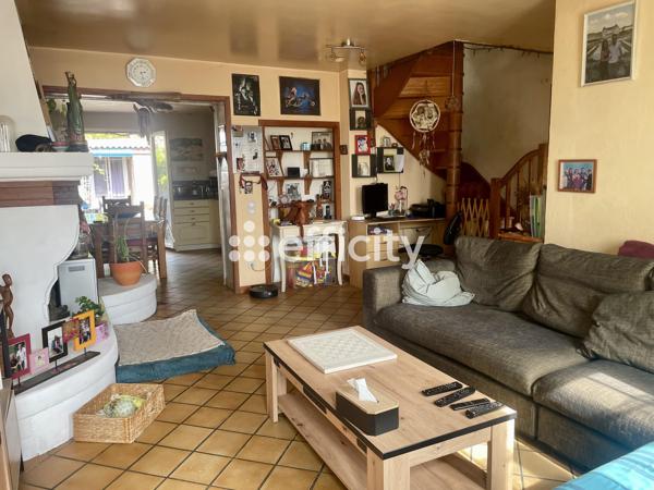 Maison
         6 pièces
        - 113 m² 240 990 €*
