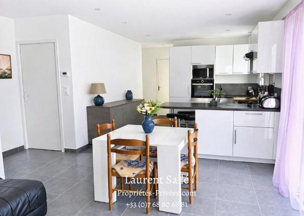 Maison contemporaine de plain-pied de 2019, proche du centre-ville