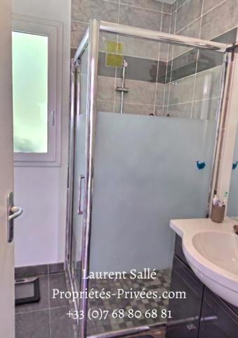 Maison contemporaine de plain-pied de 2019, proche du centre-ville