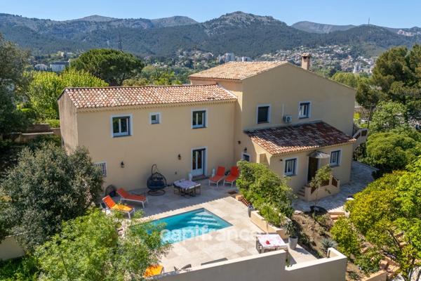 Marseille 11ème La Valentine/St Menet, Maison de 300m2 sur un Terrain de 2700m2 avec deux piscines, dépendances et garages.