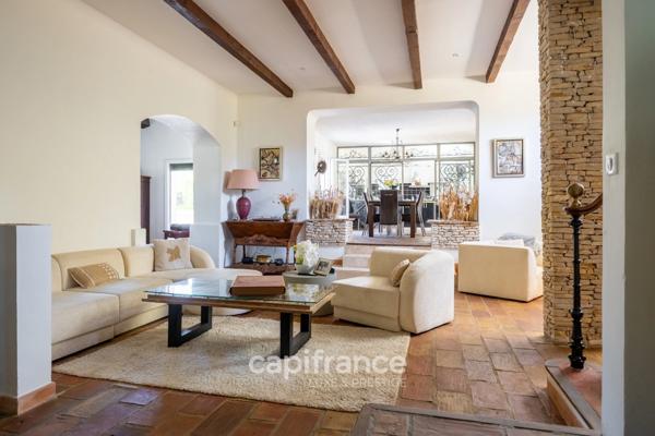 Marseille 11ème La Valentine/St Menet, Maison de 300m2 sur un Terrain de 2700m2 avec deux piscines, dépendances et garages.