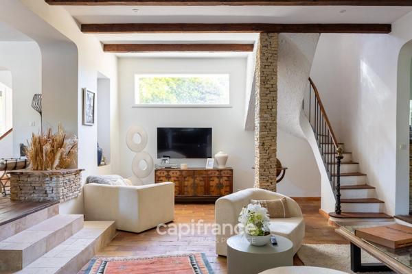 Marseille 11ème La Valentine/St Menet, Maison de 300m2 sur un Terrain de 2700m2 avec deux piscines, dépendances et garages.