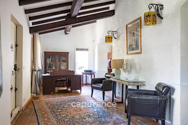 Marseille 11ème La Valentine/St Menet, Maison de 300m2 sur un Terrain de 2700m2 avec deux piscines, dépendances et garages.