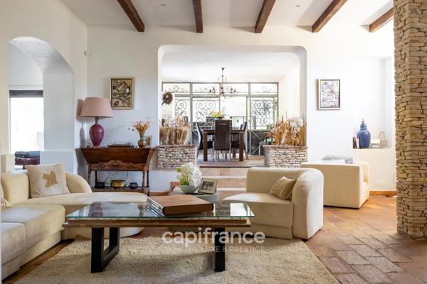 Marseille 11ème La Valentine/St Menet, Maison de 300m2 sur un Terrain de 2700m2 avec deux piscines, dépendances et garages.