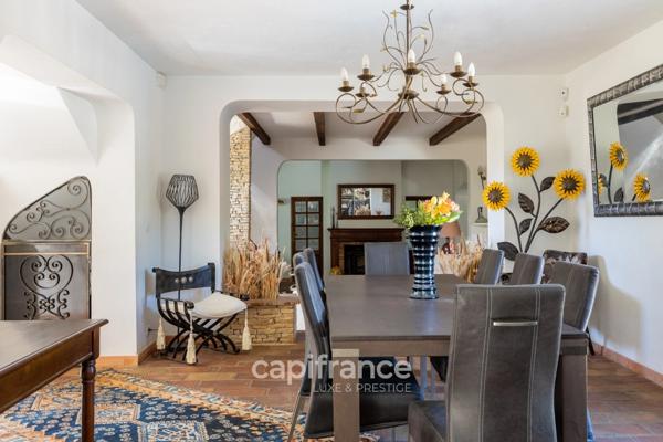 Marseille 11ème La Valentine/St Menet, Maison de 300m2 sur un Terrain de 2700m2 avec deux piscines, dépendances et garages.