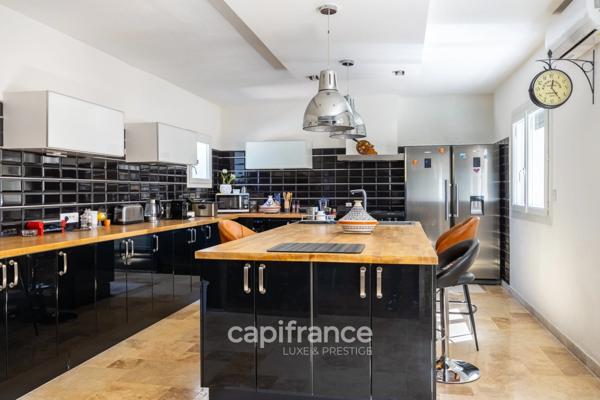 Marseille 11ème La Valentine/St Menet, Maison de 300m2 sur un Terrain de 2700m2 avec deux piscines, dépendances et garages.