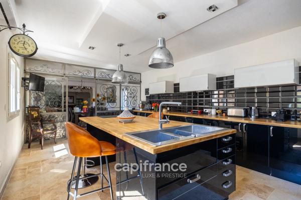 Marseille 11ème La Valentine/St Menet, Maison de 300m2 sur un Terrain de 2700m2 avec deux piscines, dépendances et garages.