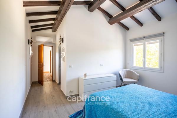 Marseille 11ème La Valentine/St Menet, Maison de 300m2 sur un Terrain de 2700m2 avec deux piscines, dépendances et garages.