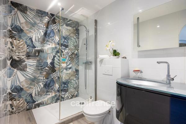 Marseille 11ème La Valentine/St Menet, Maison de 300m2 sur un Terrain de 2700m2 avec deux piscines, dépendances et garages.