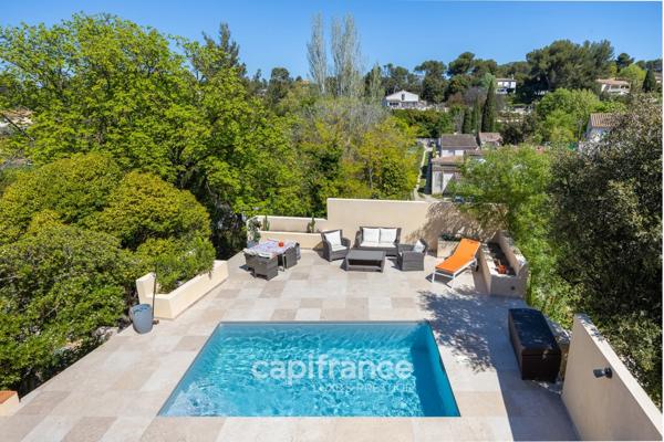 Marseille 11ème La Valentine/St Menet, Maison de 300m2 sur un Terrain de 2700m2 avec deux piscines, dépendances et garages.