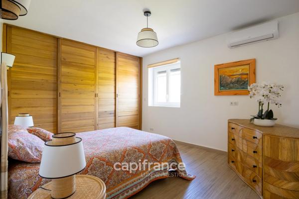 Marseille 11ème La Valentine/St Menet, Maison de 300m2 sur un Terrain de 2700m2 avec deux piscines, dépendances et garages.