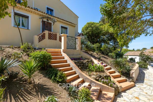 Marseille 11ème La Valentine/St Menet, Maison de 300m2 sur un Terrain de 2700m2 avec deux piscines, dépendances et garages.