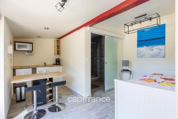 Marseille 11ème La Valentine/St Menet, Maison de 300m2 sur un Terrain de 2700m2 avec deux piscines, dépendances et garages.