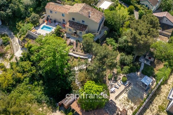 Marseille 11ème La Valentine/St Menet, Maison de 300m2 sur un Terrain de 2700m2 avec deux piscines, dépendances et garages.