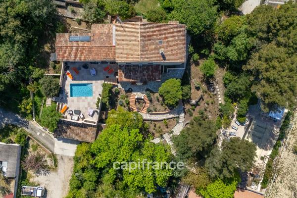 Marseille 11ème La Valentine/St Menet, Maison de 300m2 sur un Terrain de 2700m2 avec deux piscines, dépendances et garages.