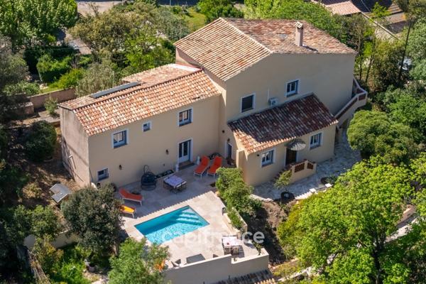 Marseille 11ème La Valentine/St Menet, Maison de 300m2 sur un Terrain de 2700m2 avec deux piscines, dépendances et garages.