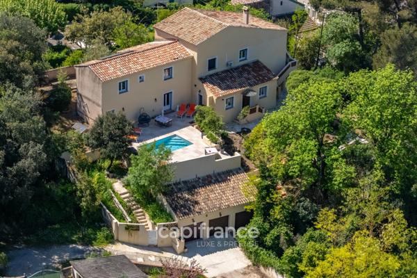 Marseille 11ème La Valentine/St Menet, Maison de 300m2 sur un Terrain de 2700m2 avec deux piscines, dépendances et garages.