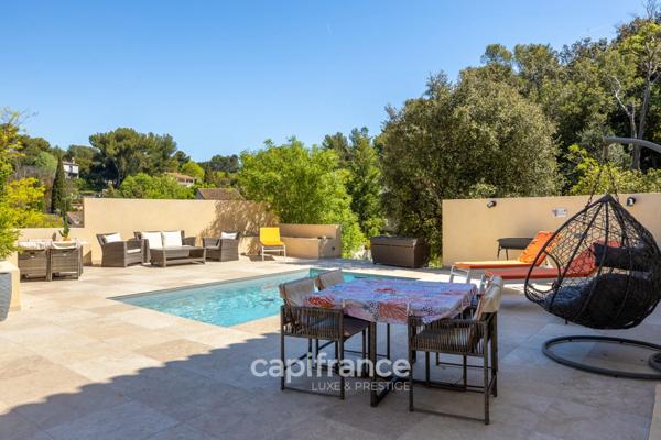 Marseille 11ème La Valentine/St Menet, Maison de 300m2 sur un Terrain de 2700m2 avec deux piscines, dépendances et garages.