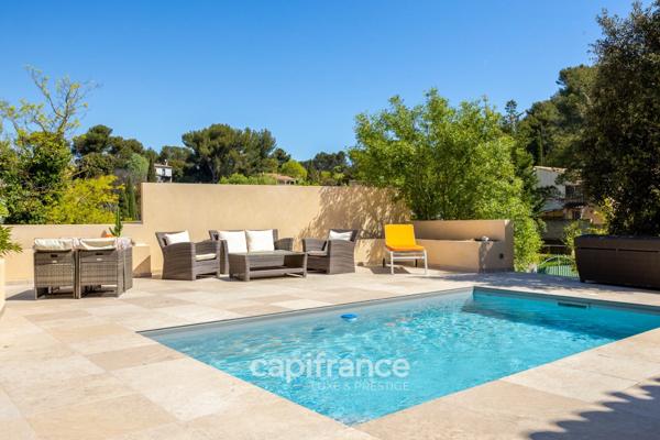 Marseille 11ème La Valentine/St Menet, Maison de 300m2 sur un Terrain de 2700m2 avec deux piscines, dépendances et garages.