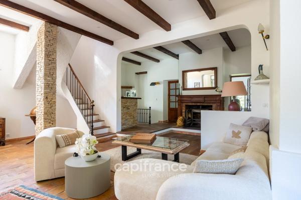 Marseille 11ème La Valentine/St Menet, Maison de 300m2 sur un Terrain de 2700m2 avec deux piscines, dépendances et garages.