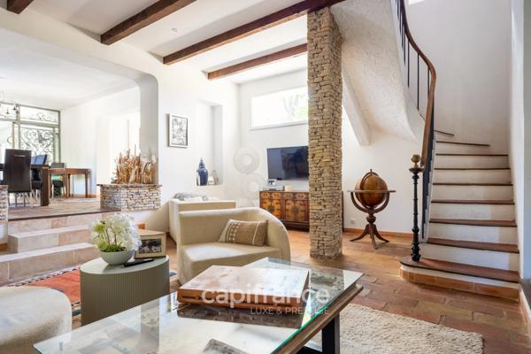 Marseille 11ème La Valentine/St Menet, Maison de 300m2 sur un Terrain de 2700m2 avec deux piscines, dépendances et garages.