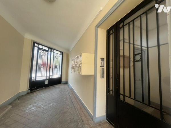 proche de tous commerces et services  - Appartement T3  à Vendre à Bagnolet (93170) 

Cet app...