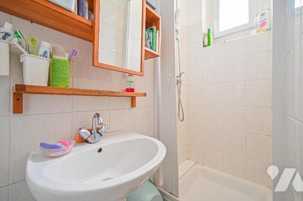 proche de tous commerces et services  - Appartement T3  à Vendre à Bagnolet (93170) 

Cet app...