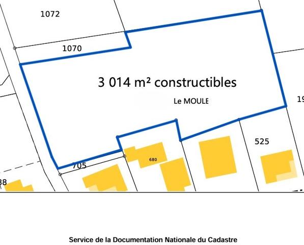 Beau terrain plat à bâtir ou à diviser au MOULE faisant objet d'une servitude de passage