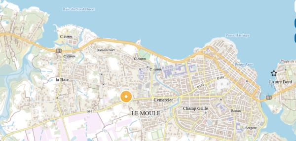 Beau terrain plat à bâtir ou à diviser au MOULE faisant objet d'une servitude de passage